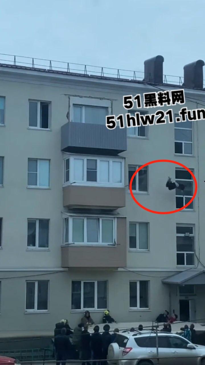 山东男子跳楼自杀，为了将自己摔死还特意选择了入户门的棚顶，这下摔的真Q弹啊。-3