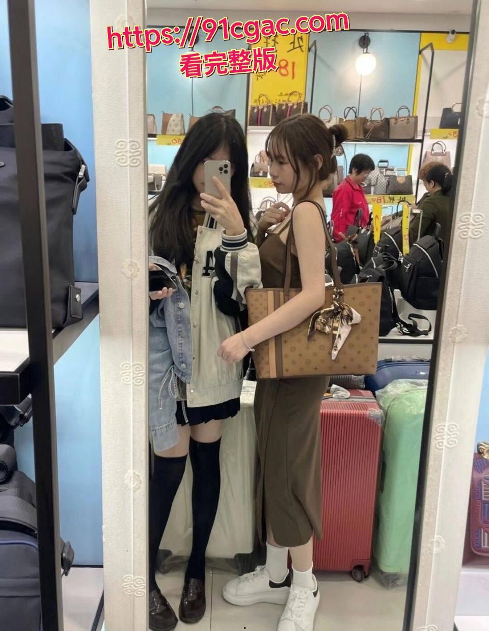 来自四川绵阳的学生妹刘新欣,小小年纪 长得十分可爱,然而清纯外表下的她却早已被包养,被调教成了淫骚的小母狗!-3