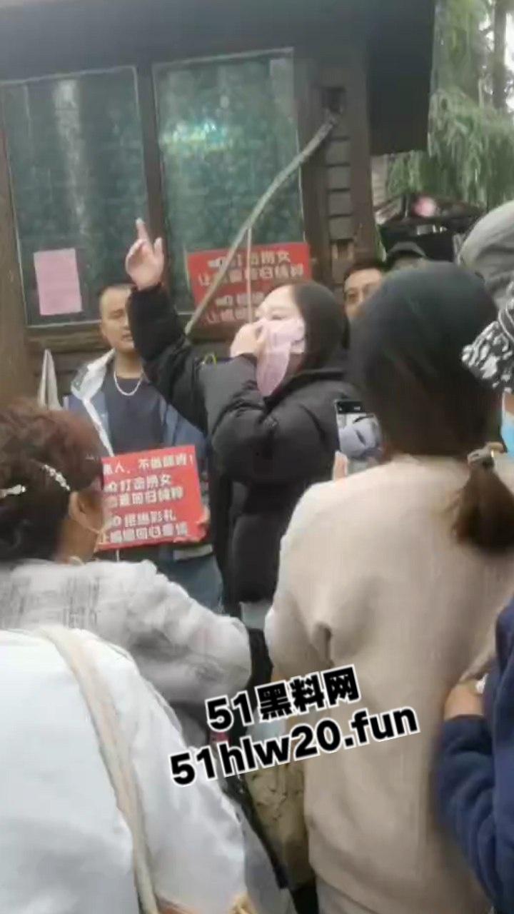 江苏南京相亲角嘴强男女对彩礼问题激烈嘴炮，堪比说唱battle现场！不给彩礼等于白嫖。-4