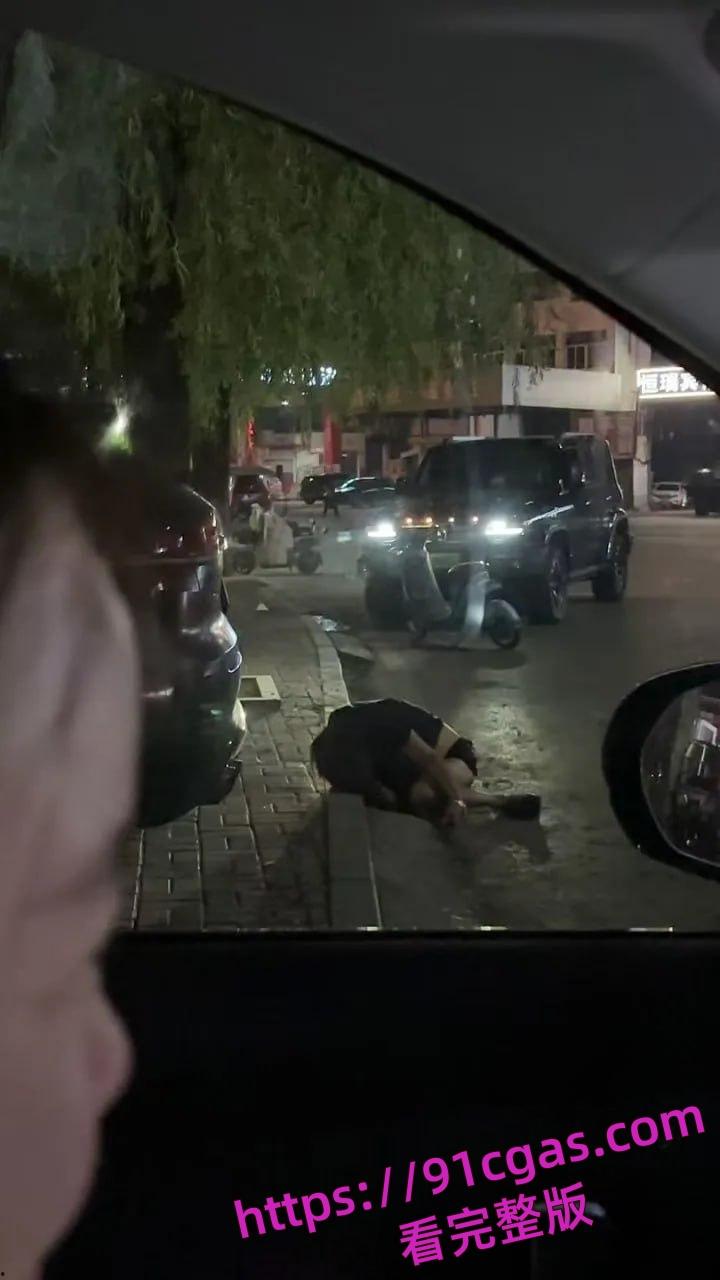 老头酒吧捡尸全身抚摸！群众：内裤都扒没了-1