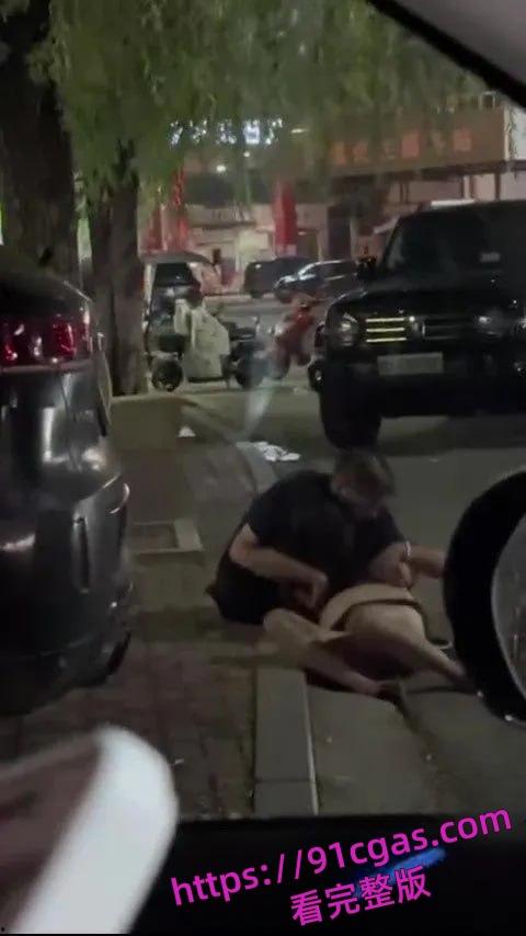 老头酒吧捡尸全身抚摸！群众：内裤都扒没了-2