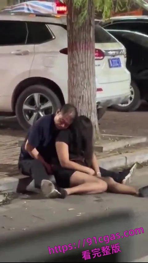 老头酒吧捡尸全身抚摸！群众：内裤都扒没了-3