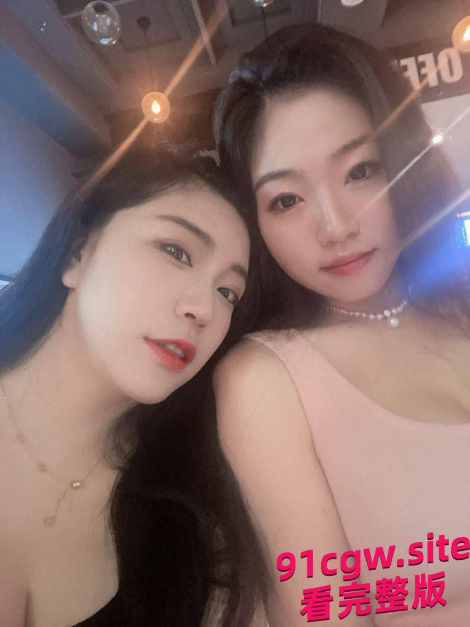 40岁的少儿频道主持和19岁的女儿误导学生一起服侍金主不雅视频曝-5