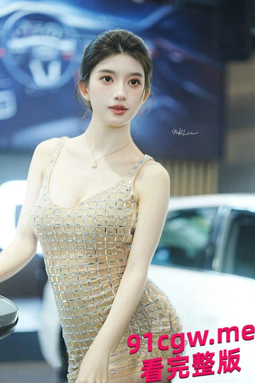 百万粉丝车模第一人BB酱 出席活动被眼镜小哥肘击奶子 #车模#顶流女神#火辣身材-4